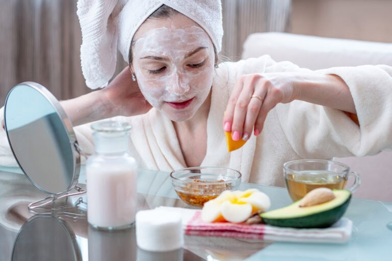 ICONIQUE Exfoliating Peeling Gel: Sanfte Exfoliation für einen strahlenden Teint